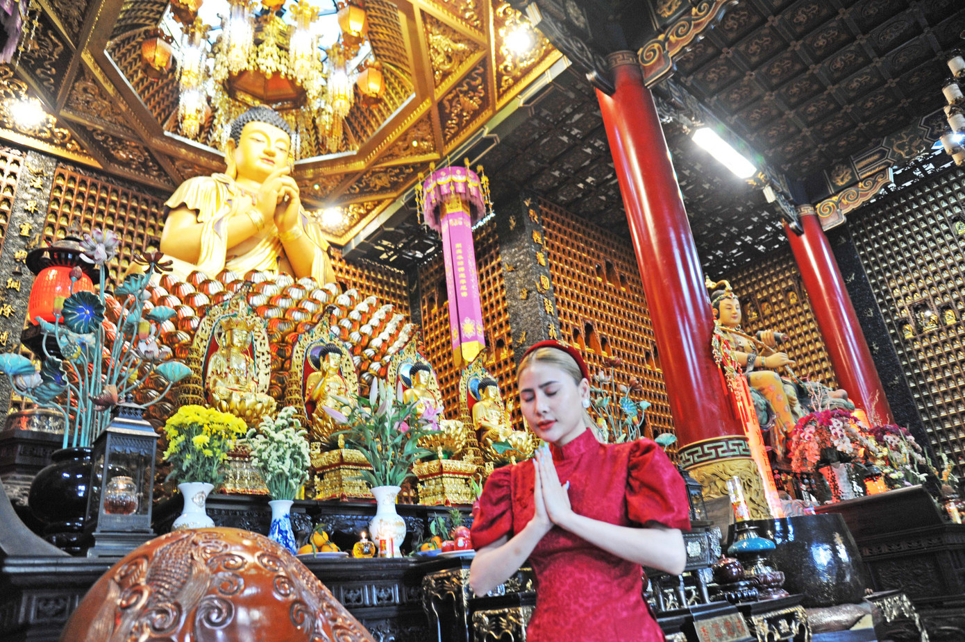 Nhiều bạn trẻ tới chiêm bái chùa Vạn Phật