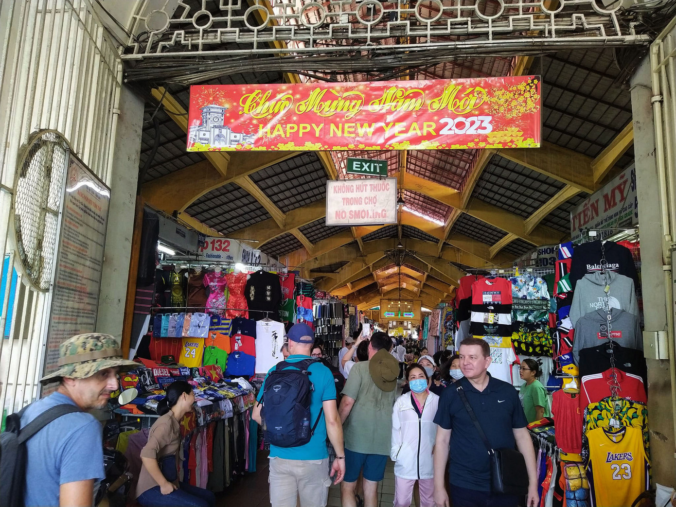 Du khách nước ngoài nườm nượp đến chợ Bến Thành, trung bình có 10.000 khách nước ngoài tới mua sắm mỗi ngày. Du khách nước ngoài nườm nượp đến chợ Bến Thành, trung bình có 10.000 khách nước ngoài tới mua sắm mỗi ngày.