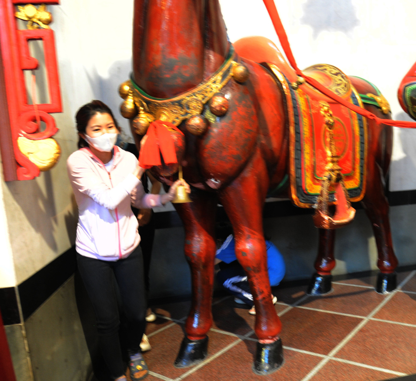 Sau khi chui bụng ngựa, người ta sẽ rung chuông báo hiệu sự may mắn đã tới. Sau khi chui bụng ngựa, người ta sẽ rung chuông báo hiệu sự may mắn đã tới.