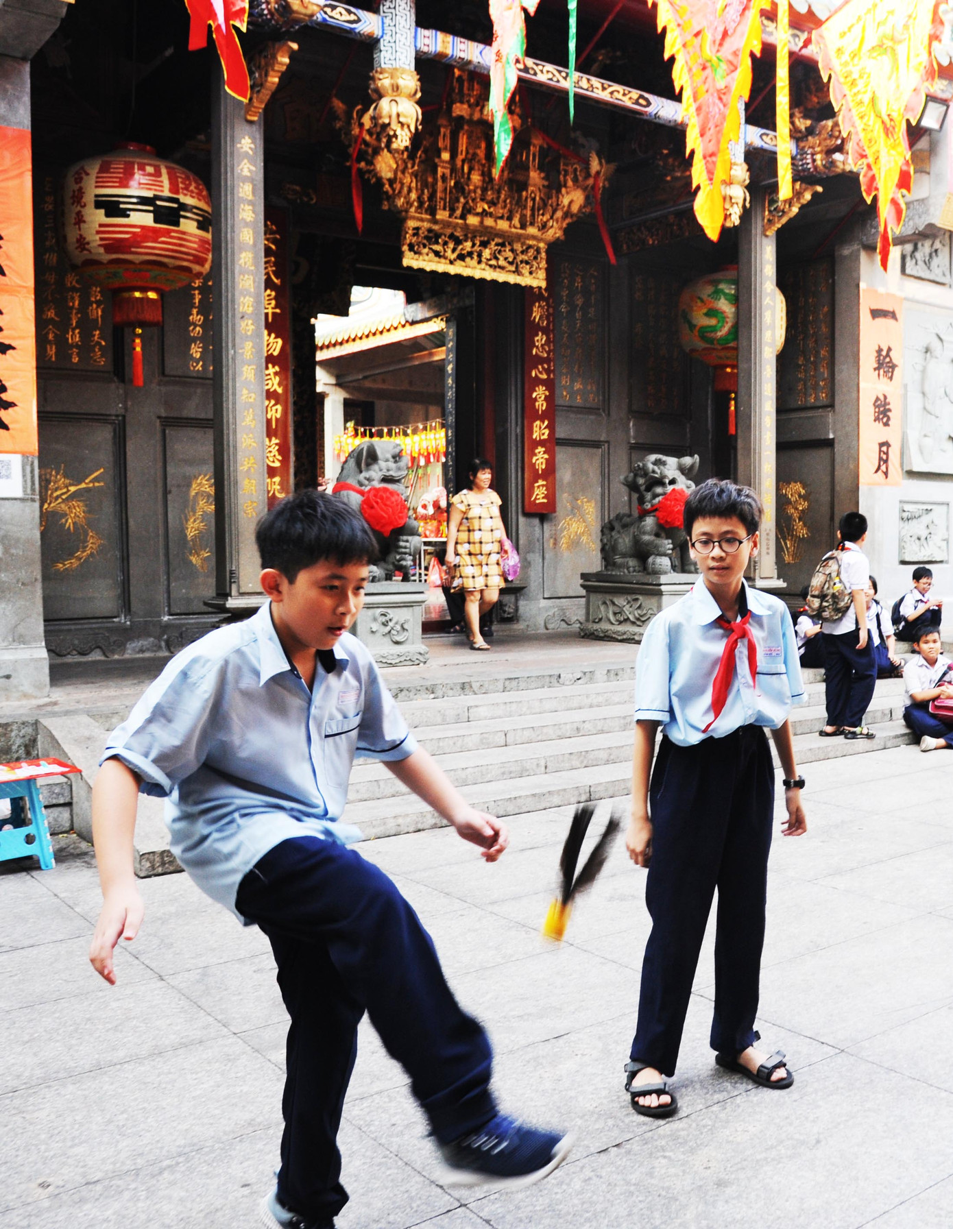 Các em bé cũng tới chùa Ông vui chơi Các em bé cũng tới chùa Ông vui chơi