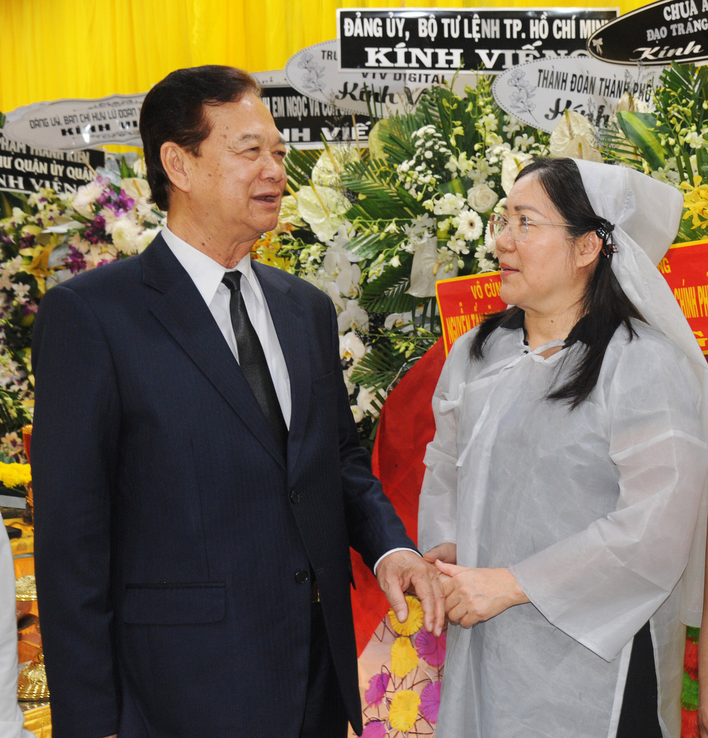 Nguyên Thủ tướng Nguyễn Tấn Dũng tới chia buồn cùng gia đình.