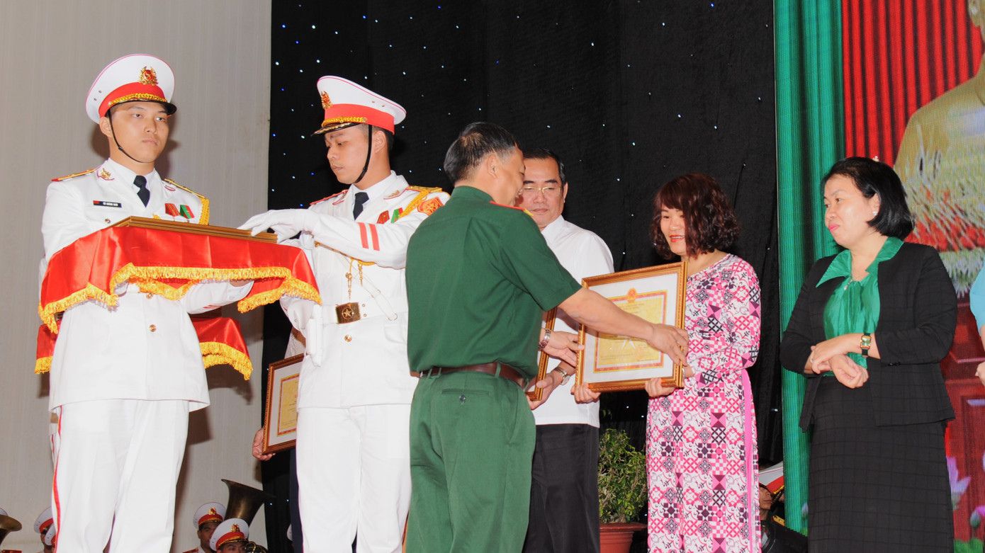 Lãnh đạo Quân khu 7 trao bằng khen cho đại diện báo Bà Rịa - Vũng Tàu, cơ quan đã đăng 200 tin bài, clip trong mục "Quốc phòng toàn dân" trong năm 2022.