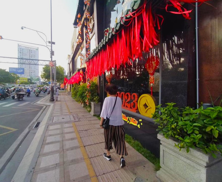 Tại TPHCM và nhiều thành phố lớn, ngày càng khó tìm những con đường có vỉa hè thông thoáng, người đi bộ có thể thảnh thơi, yên tâm rảo bước bên dòng người và xe cộ vội vã.