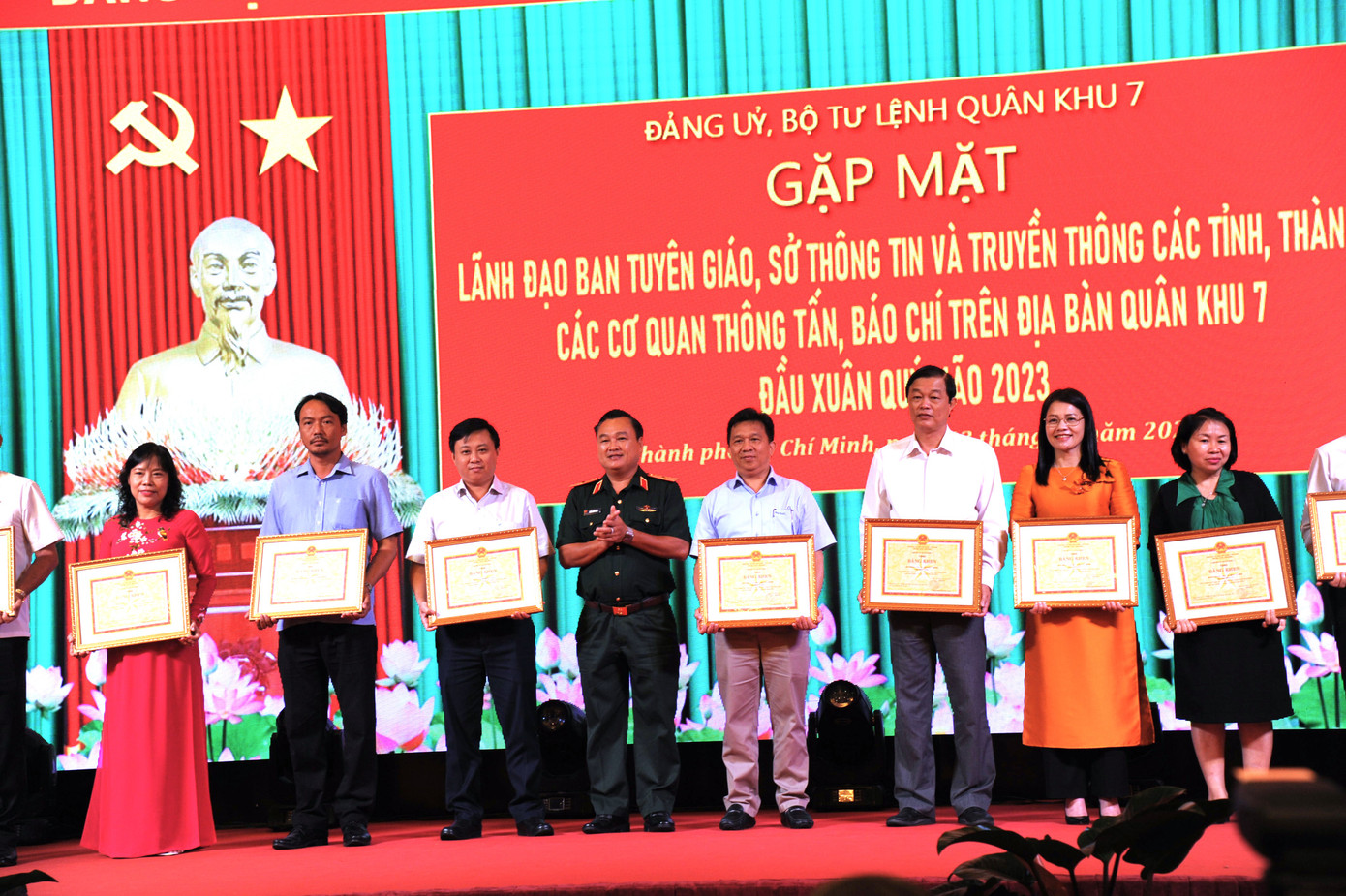 Các sở, ban ngành, các cơ quan báo chí phấn khởi nhận bằng khen của Quân khu 7.