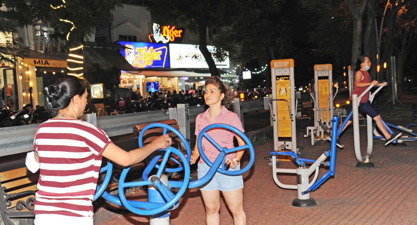 Những người tập thể hình ban đêm nhanh chóng quen biết nhau và tạo ra một cộng đồng vui vẻ, thân thiện. Những người tập thể hình ban đêm nhanh chóng quen biết nhau và tạo ra một cộng đồng vui vẻ, thân thiện.