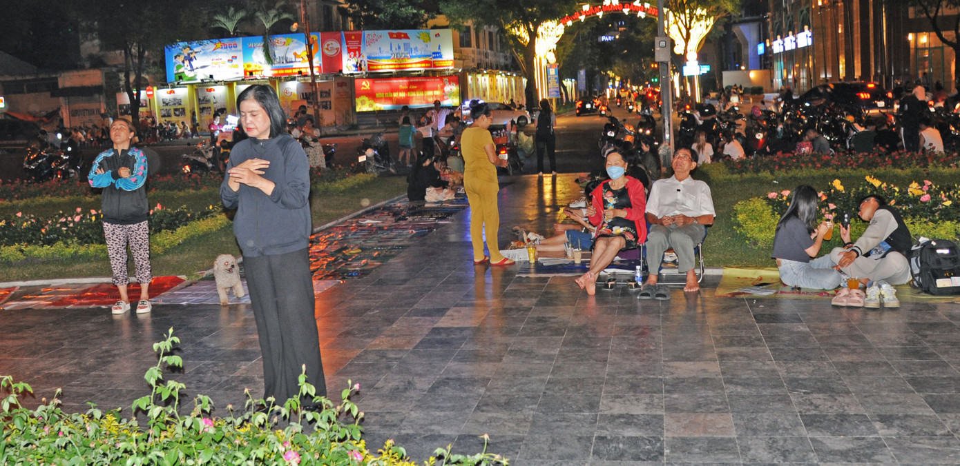 Nhiều người dân và du khách vẫn tới hành lễ dưới bức tượng Đức Mẹ hằng đêm nhưng bị làm phiền bởi sự mời chào, chèo kéo của những người bán hàng rong.