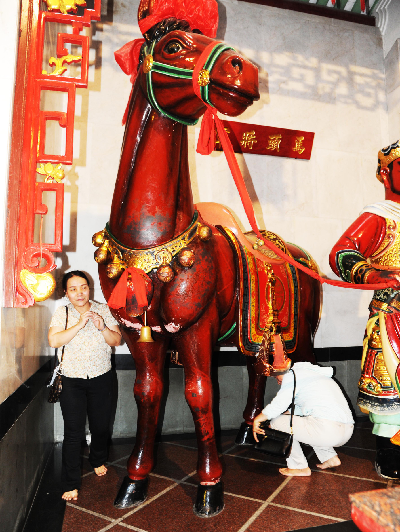 Con ngựa Xích Thố cũng là biểu tượng cho sự trung thành tuyệt đối. Theo truyền thuyết thì sau khi Quan Vũ qua đời, một vị tướng Đông Ngô đoạt được con ngựa, nhưng Xích Thố đã nhịn ăn cho đến chết. Chữ tín, sự trung thành cũng là yếu tố hàng đầu trong buôn bán, kinh doanh. Phong tục chui bụng ngựa cũng nhắc nhở con người về sự vượt khó, sự chân thành trong cuộc sống và từ đó gặp nhiều may mắn trong cuộc sống và công việc. Con ngựa Xích Thố cũng là biểu tượng cho sự trung thành tuyệt đối. Theo truyền thuyết thì sau khi Quan Vũ qua đời, một vị tướng Đông Ngô đoạt được con ngựa, nhưng Xích Thố đã nhịn ăn cho đến chết. Chữ tín, sự trung thành cũng là yếu tố hàng đầu trong buôn bán, kinh doanh. Phong tục chui bụng ngựa cũng nhắc nhở con người về sự vượt khó, sự chân thành trong cuộc sống và từ đó gặp nhiều may mắn trong cuộc sống và công việc.