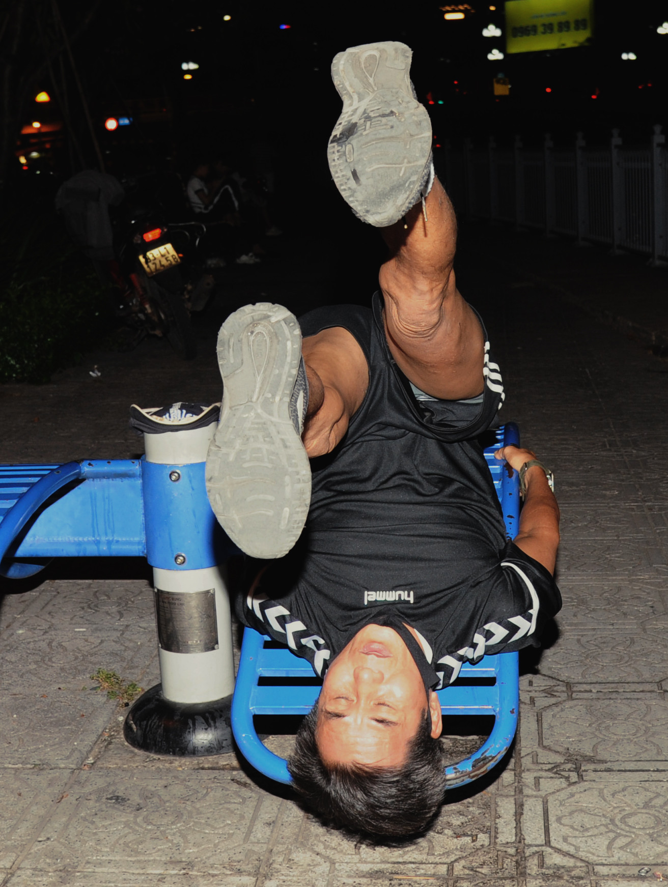 Anh Nhiều làm bảo vệ 22 năm nay. Anh nói: "Từ khi thành phố lập các điểm tập gym miễn phí ở kênh Nhiêu Lộc - Thị Nghè, tôi chưa bỏ tập buổi nào. Trời mưa nhỏ thì đội ô mà tập, mưa lớn thì ngồi dưới mái hiên bên đường chờ tạnh để tập. Thấm thoát, tới nay tôi đã 60 tuổi rồi. Nghề bảo vệ cần có sức khỏe, nên tôi phải tranh thủ tập vào ban đêm". Anh Nhiều làm bảo vệ 22 năm nay. Anh nói: "Từ khi thành phố lập các điểm tập gym miễn phí ở kênh Nhiêu Lộc - Thị Nghè, tôi chưa bỏ tập buổi nào. Trời mưa nhỏ thì đội ô mà tập, mưa lớn thì ngồi dưới mái hiên bên đường chờ tạnh để tập. Thấm thoát, tới nay tôi đã 60 tuổi rồi. Nghề bảo vệ cần có sức khỏe, nên tôi phải tranh thủ tập vào ban đêm".