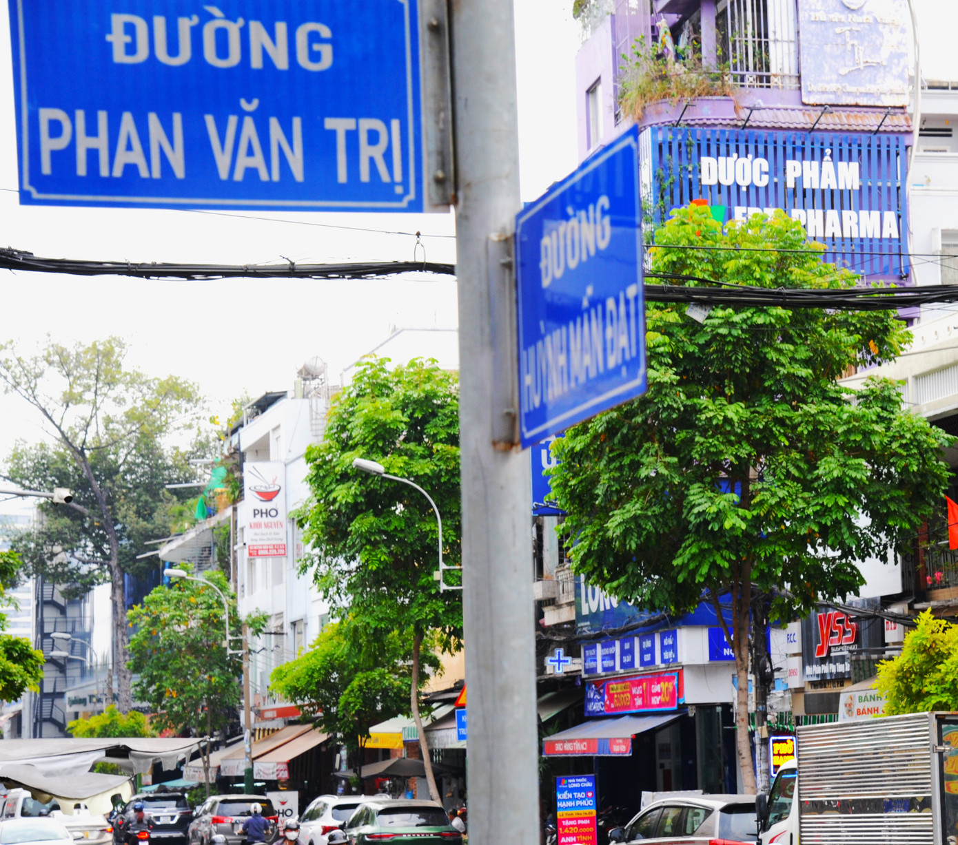 Đường Phan Văn Trị "thứ nhất" giao cắt với đường Huỳnh Mẫn Đạt, cũng trong phường 2, quận 5.