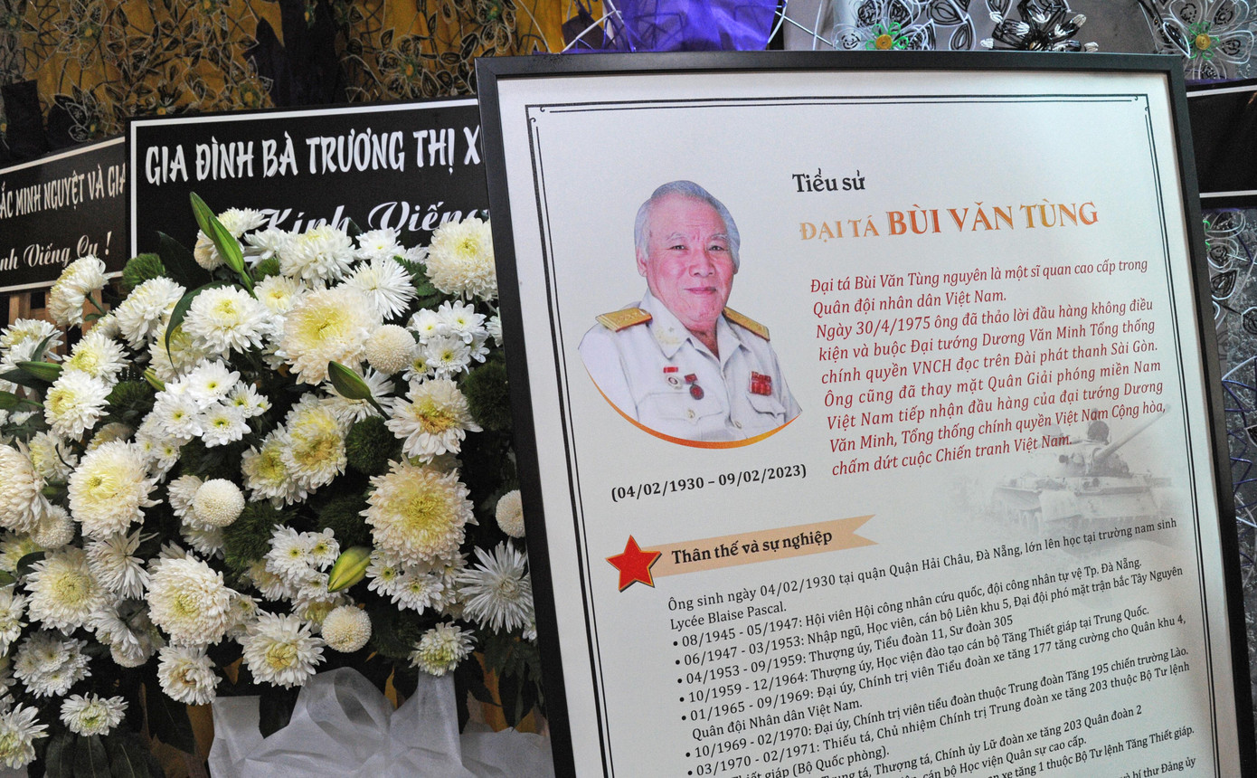 Đại tá Bùi Văn Tùng rất giỏi tiếng Pháp, tiếng Trung, với học vấn uyên bác, ông đã soạn văn bản đầu hàng cho ông Dương Văn Minh.