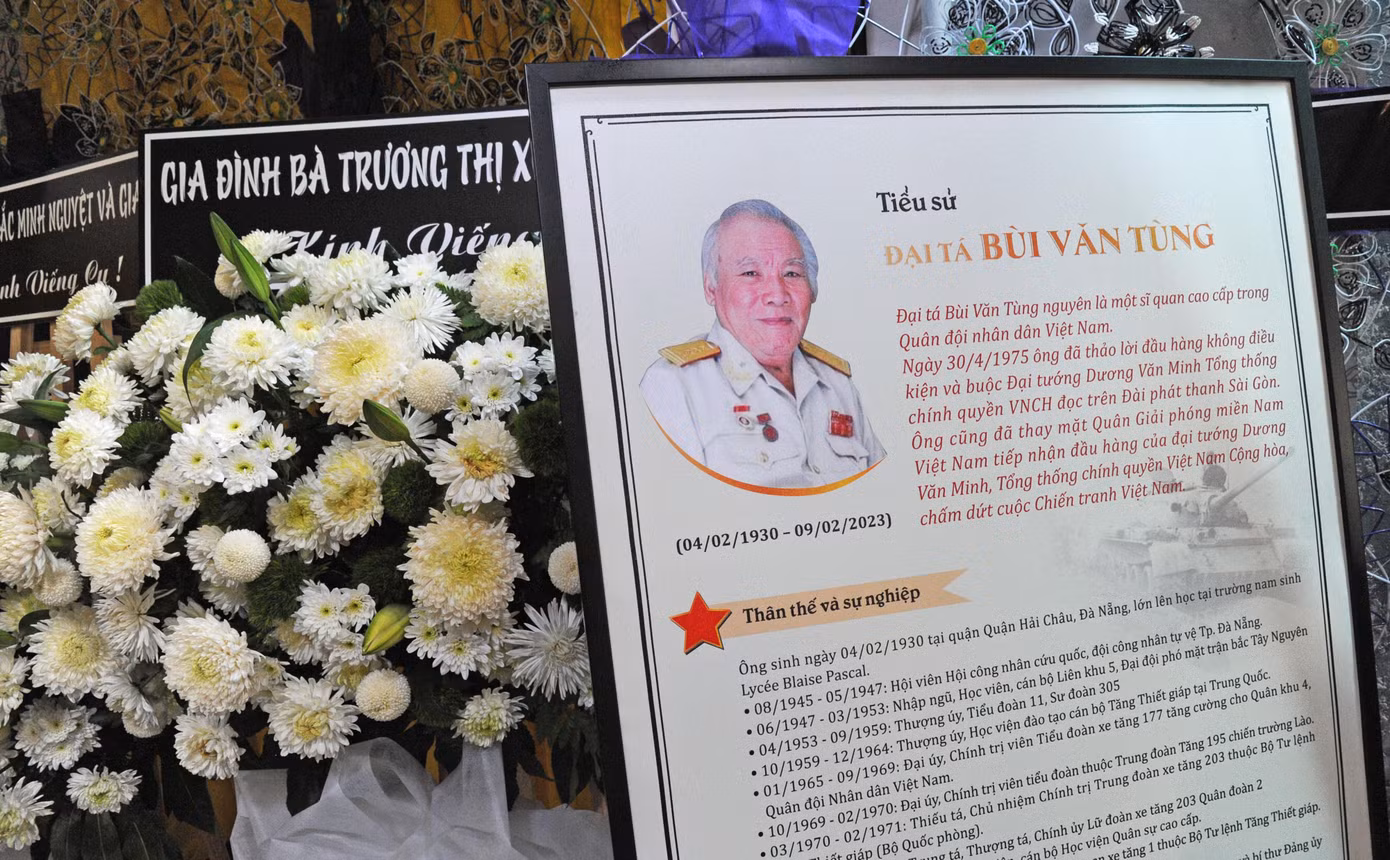 Đại tá Bùi Văn Tùng rất giỏi tiếng Pháp, tiếng Trung, với học vấn uyên bác, ông đã soạn văn bản đầu hàng cho ông Dương Văn Minh.