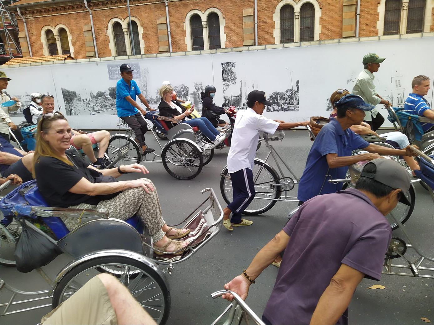 Các bác xích lô nói: "Du khách thích sống chậm luôn chọn xích lô khi tới TPHCM".