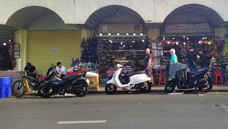 Những chiếc xe máy đậu thành hàng dài trên lòng đường một chiều bên cạnh chợ Bến Thành (quận 1).