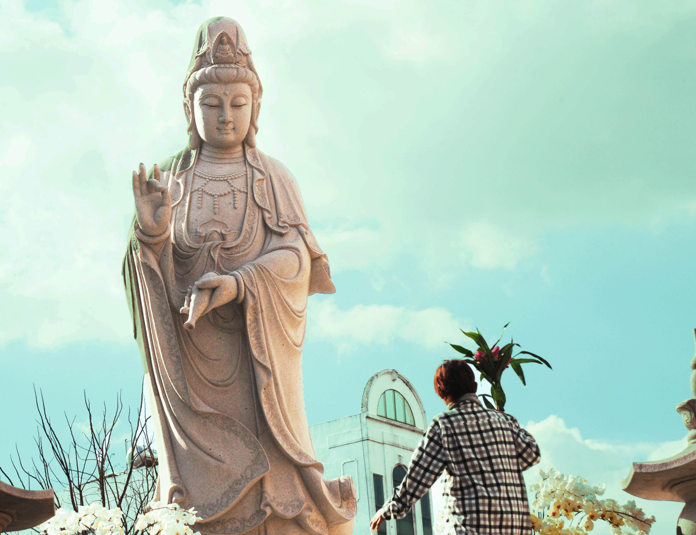 Người dân lễ Phật Quan Âm