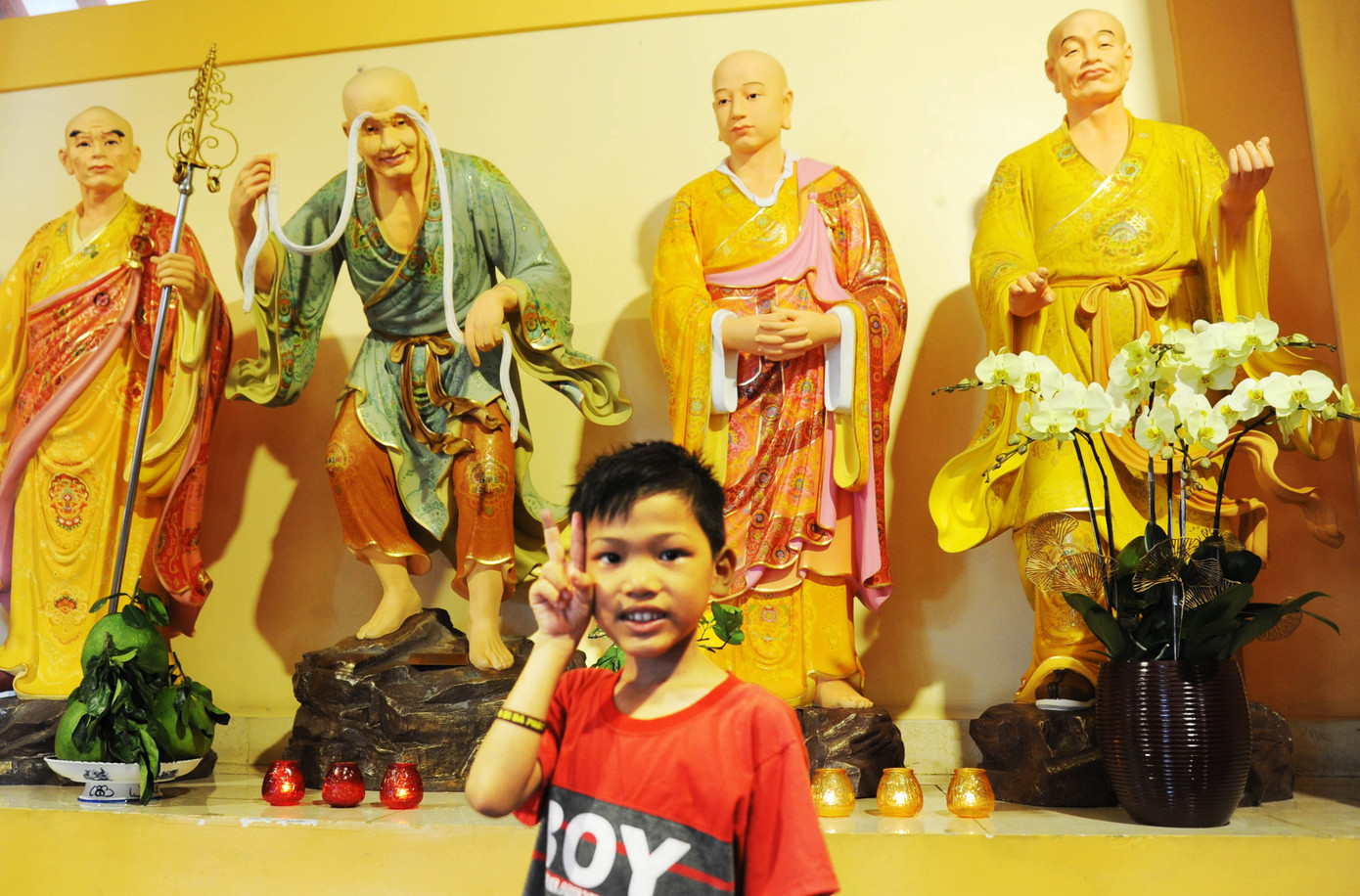 Bé Kiệt (9 tuổi, quê An Giang) được mẹ đưa tới lễ chùa rằm tháng Giêng.