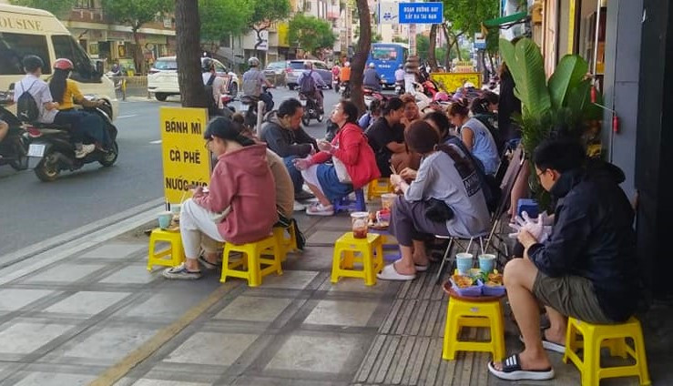 Quán cà phê "mọc" lên trên hè phố chính của quận 3