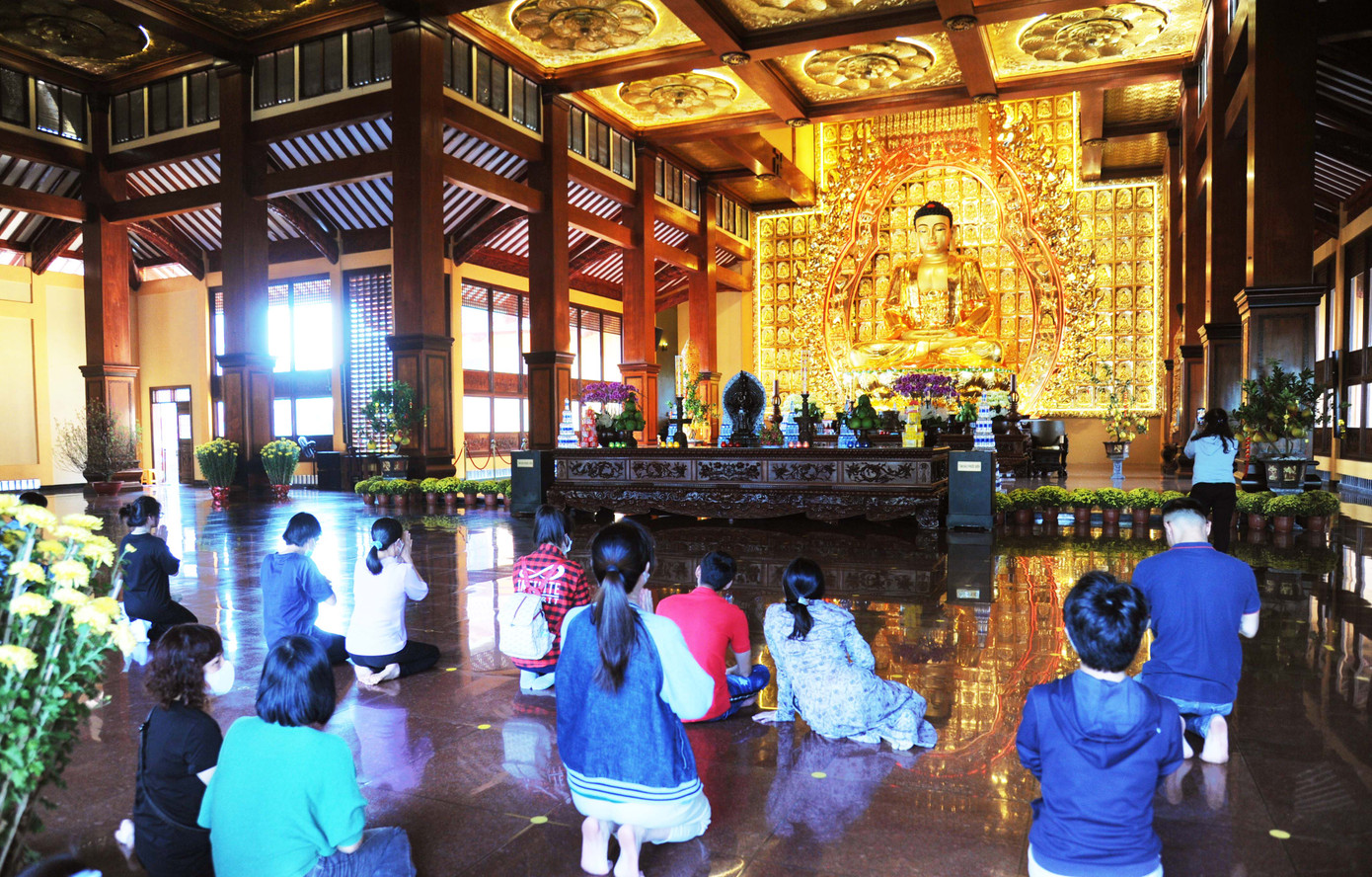 Khách hành hương, người dân và Phật Tử thành kính lễ Phật