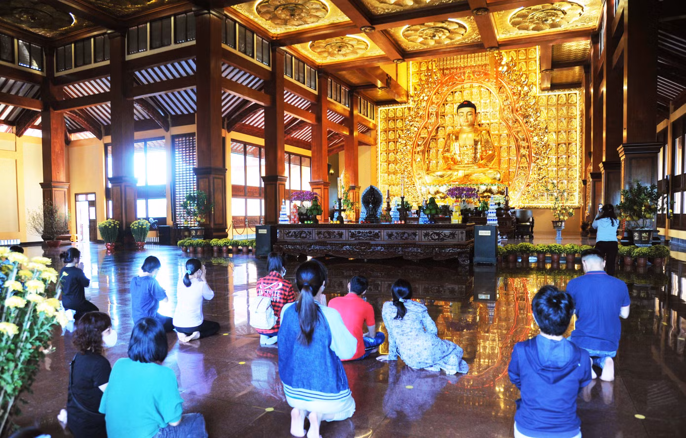 Khách hành hương, người dân và Phật Tử thành kính lễ Phật