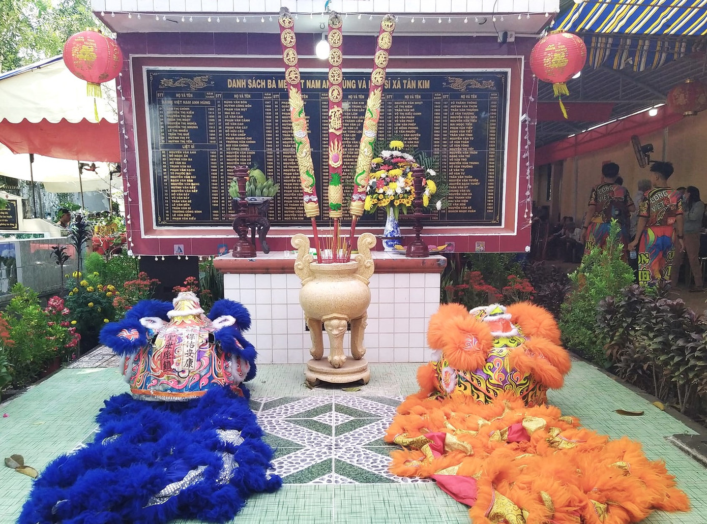 Đình Tân Kim, ngoài thờ nghĩa sĩ Cần Giuộc thời Trương Định còn thờ nhiều liệt sĩ thời chống Pháp, chống Mỹ.