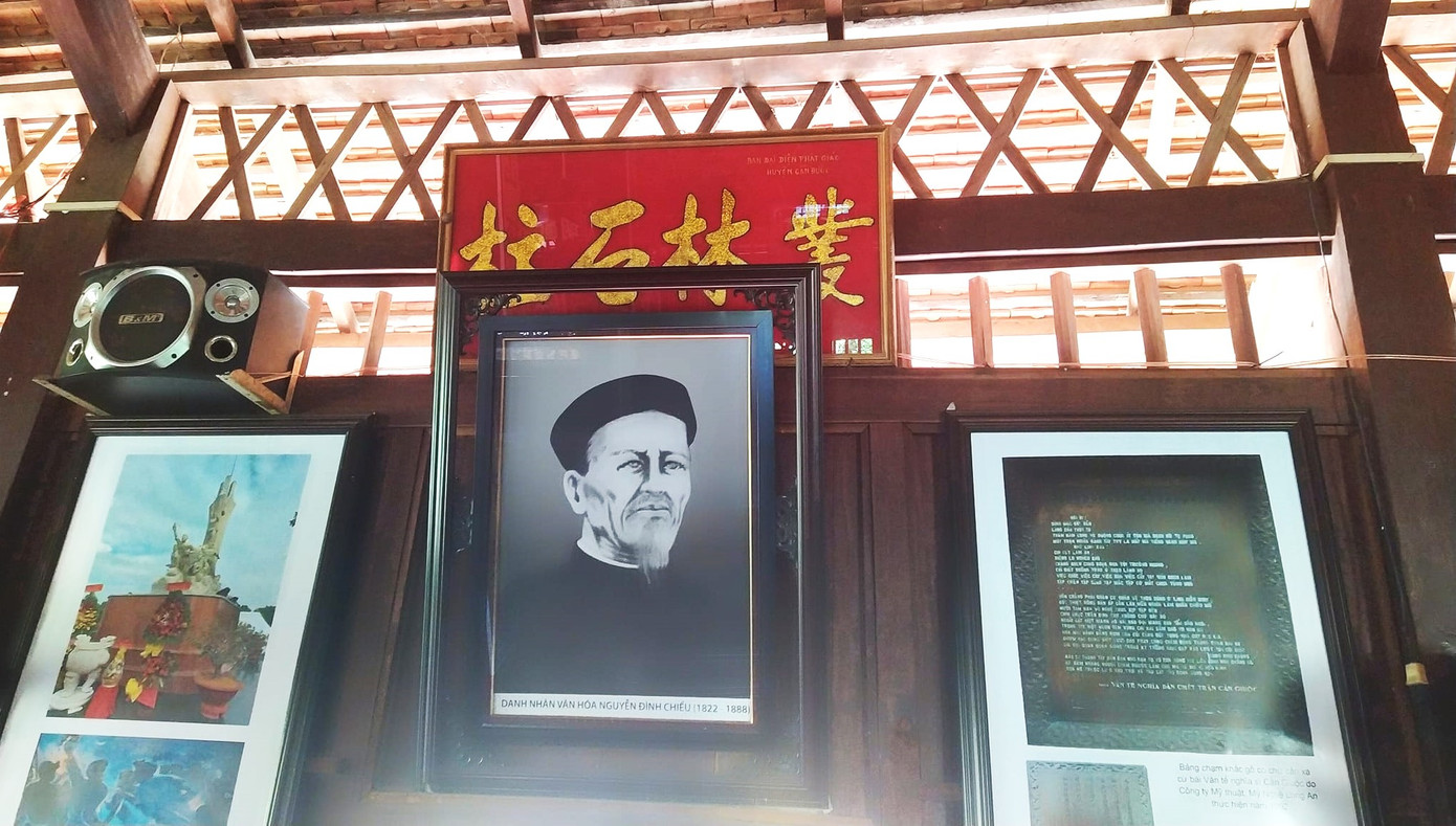 Ảnh cụ Nguyễn Đình Chiểu được trưng bày tại chùa Tôn Thạnh (Cần Giuộc, Long An), gần đình Tân Kim, sáng 16 tháng Giêng năm Quý Mão 2023. Các nhà sư trong chùa cho biết: "Chính tại chùa này, Nguyễn Đình Chiểu đã viết áng văn bất hủ "Văn tế nghĩa sĩ Cần Giuộc" với những câu: "Chùa Tôn Thạnh năm canh ưng đóng lạnh, tấm lòng son gửi lại bóng trăng rằm".