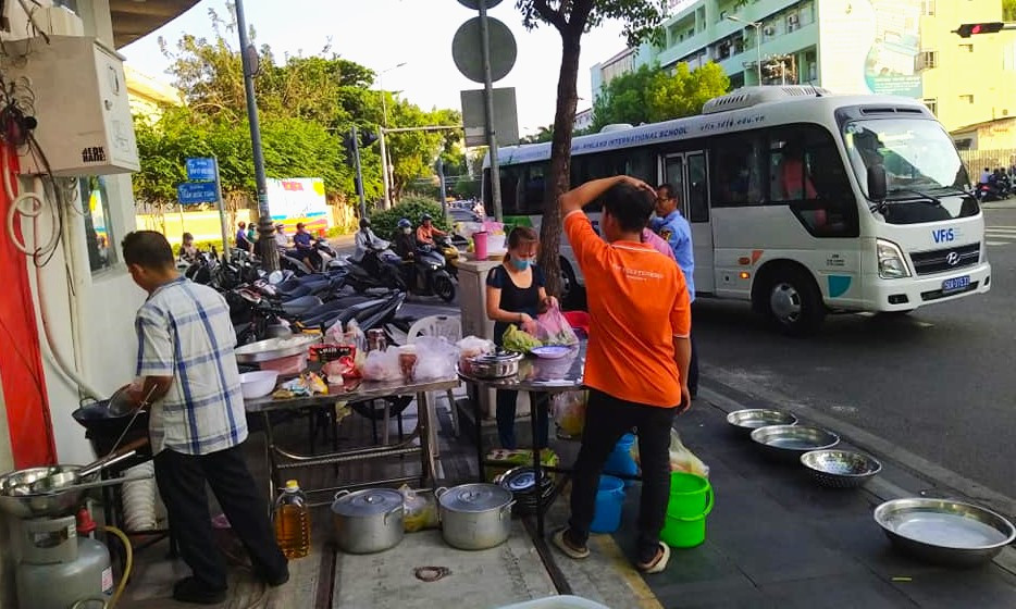 Một bữa lẩu đầu năm rộn ràng được chuẩn bị ngay trên hè phố đường Nam Kỳ Khởi Nghĩa, quận 3.
