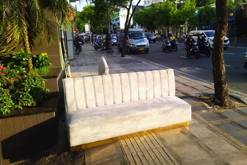 Một công ty đặt chiếc ghế dài ra vỉa hè chặn lối đi của người đi bộ để "xí chỗ".