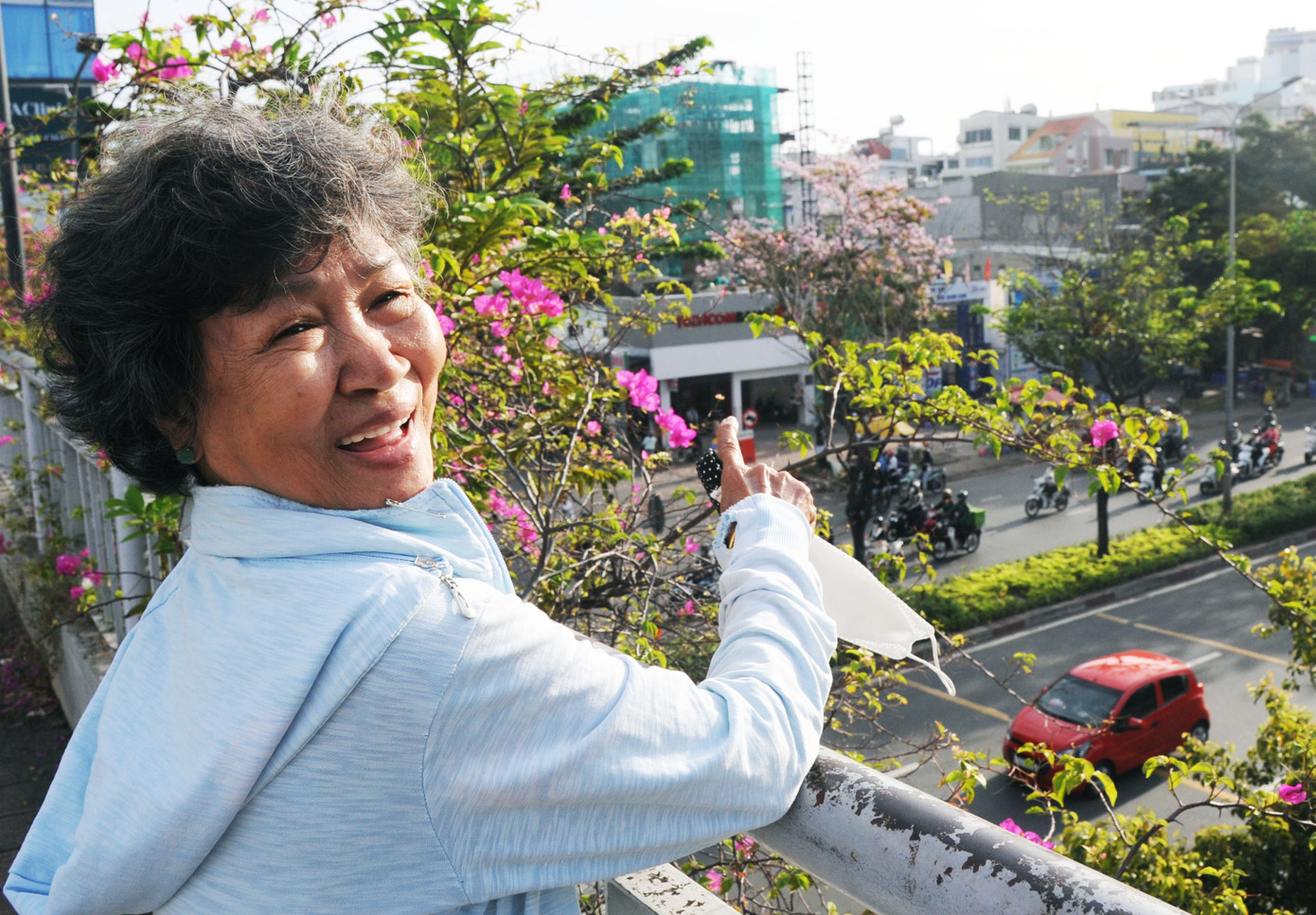 Cô Hương, người dân phường 22, quận Bình Thạnh nói: &quot;Năm nay hoa kèn hồng nở sớm, đẹp vô cùng, đúng vào dịp Tết Nguyên Tiêu, người dân chúng tôi nô nức đi xem hoa từ sáng sớm&quot;.