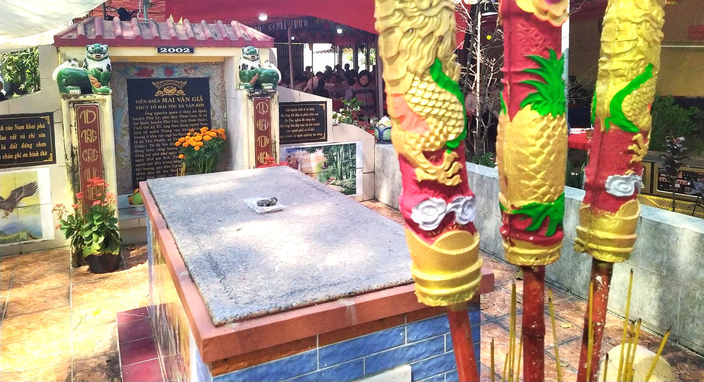 Đình làng có mộ của cụ Mai Văn Giã là thủy tổ sáng lập Tân Kim. Theo gia phả, cụ từ miền Trung vào miền Nam lập nghiệp và tập hợp dân làng "biến rừng hoang thành ruộng đồng trù phú".