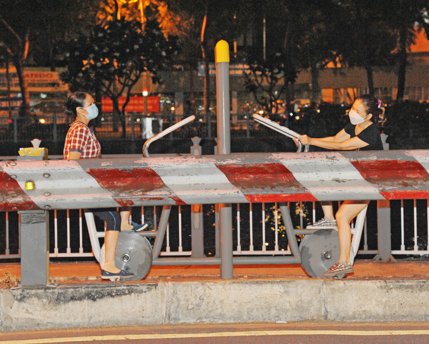 Người ta thường nói người TPHCM sống về đêm, bởi nhịp sống ở đây luôn sôi động. Rất dễ bắt gặp hình ảnh người dân tập thể dục ban đêm ở nơi công cộng. Người ta thường nói người TPHCM sống về đêm, bởi nhịp sống ở đây luôn sôi động. Rất dễ bắt gặp hình ảnh người dân tập thể dục ban đêm ở nơi công cộng.