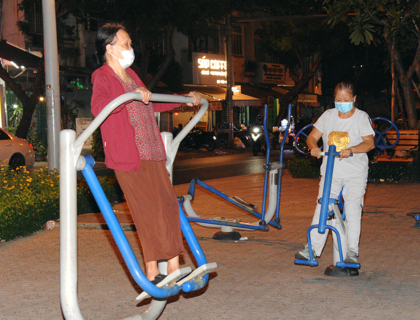 Các cụ già trải nghiệm máy tập thể hình Các cụ già trải nghiệm máy tập thể hình