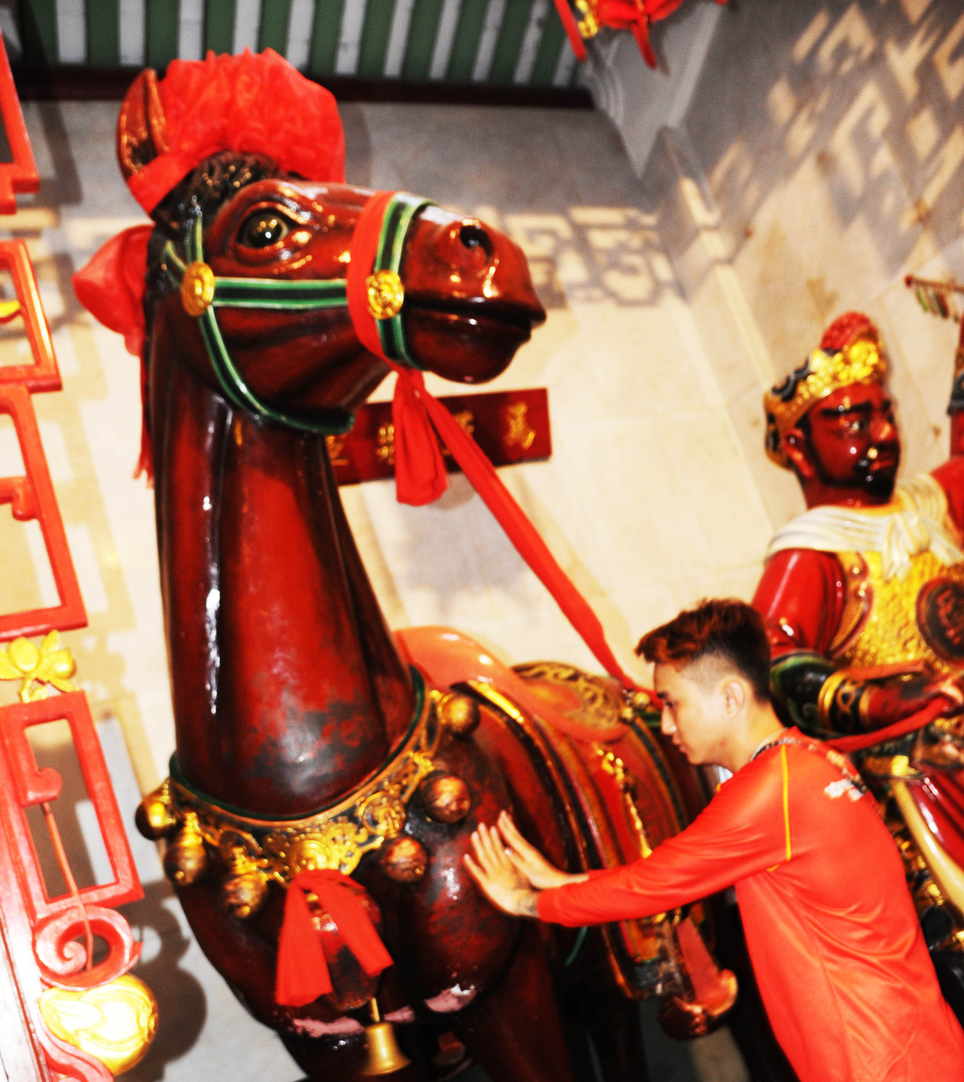 Con ngựa được xem là biểu tượng của sức mạnh thần kỳ, nhiều người tới cầu sức khỏe. Con ngựa được xem là biểu tượng của sức mạnh thần kỳ, nhiều người tới cầu sức khỏe.