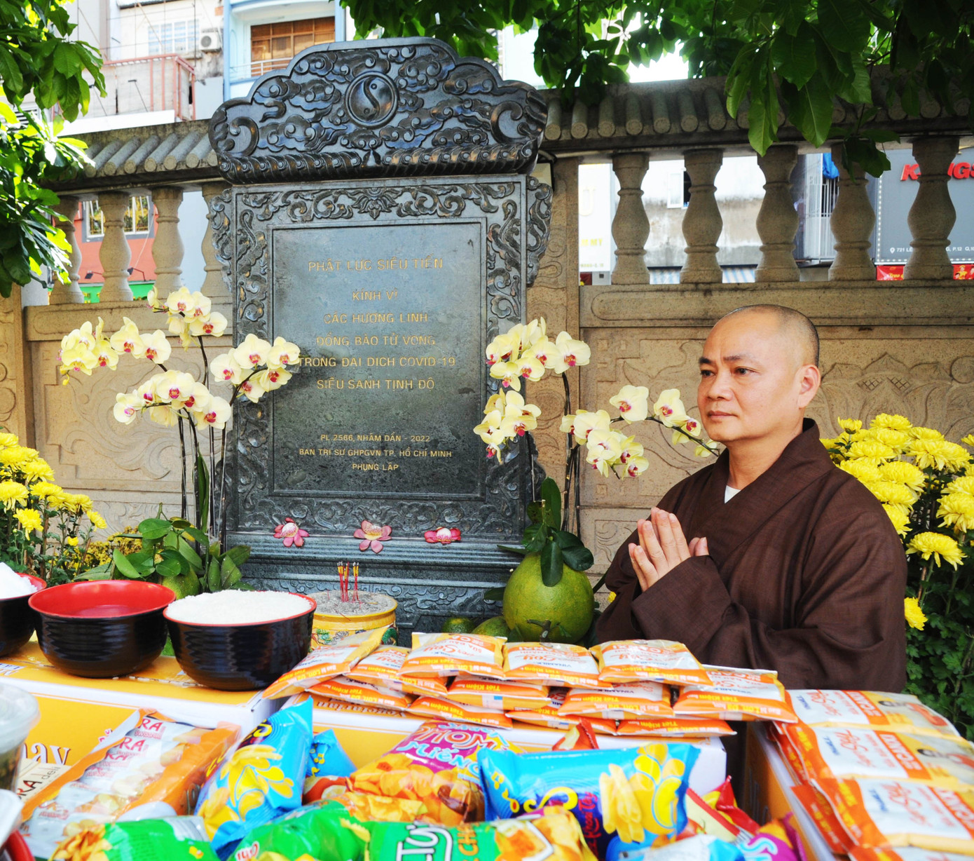 Sư thầy Thích Thiện Tạo cho biết: "Từ ngày 6 Tết tới hôm nay, chùa Việt Nam Quốc Tự diễn ra nhiều nghi lễ tôn giáo cấp thành phố với hàng trăm các sư thầy, sư cô tham dự. Riêng Tết Nguyên Tiêu là một dịp để tưởng nhớ những người đã khuất, đặc biệt là các liệt sĩ và nạn nhân đại dịch COVID-19".