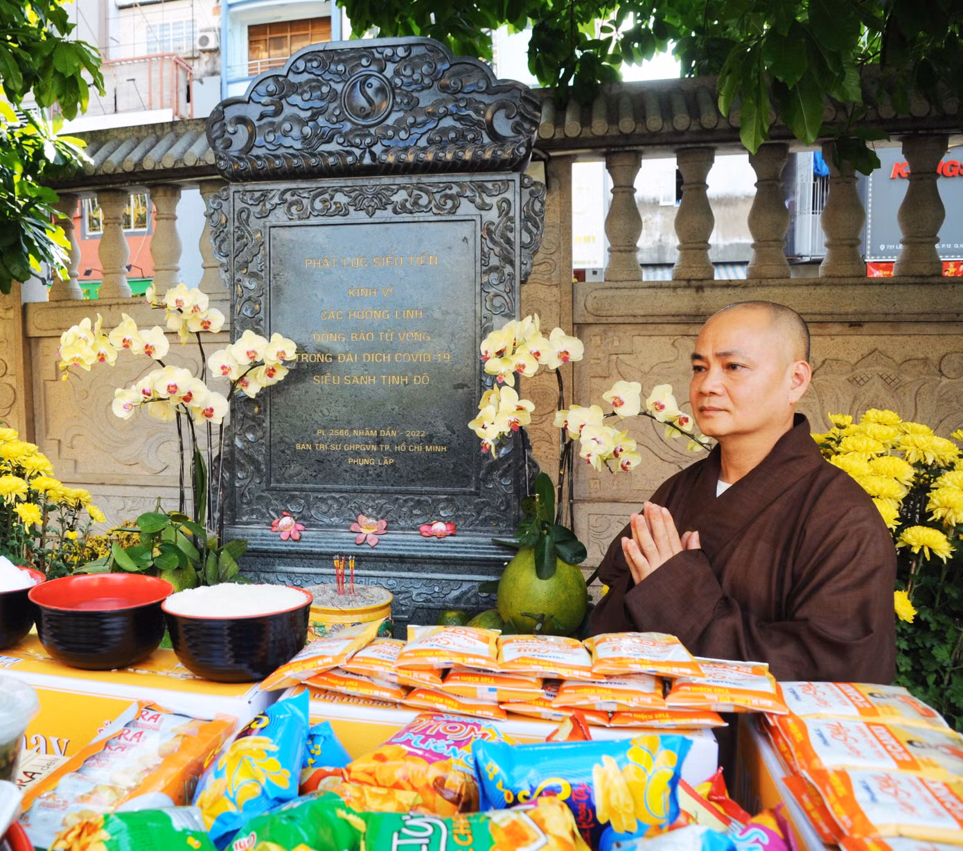 Sư thầy Thích Thiện Tạo cho biết: "Từ ngày 6 Tết tới hôm nay, chùa Việt Nam Quốc Tự diễn ra nhiều nghi lễ tôn giáo cấp thành phố với hàng trăm các sư thầy, sư cô tham dự. Riêng Tết Nguyên Tiêu là một dịp để tưởng nhớ những người đã khuất, đặc biệt là các liệt sĩ và nạn nhân đại dịch COVID-19".