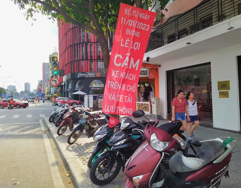 Trục đường Lê Lợi (quận 1) vừa được hoàn trả mặt bằng và nâng cấp khang trang chưa bao lâu thì vỉa hè đã bị chiếm dụng nhiều nơi.