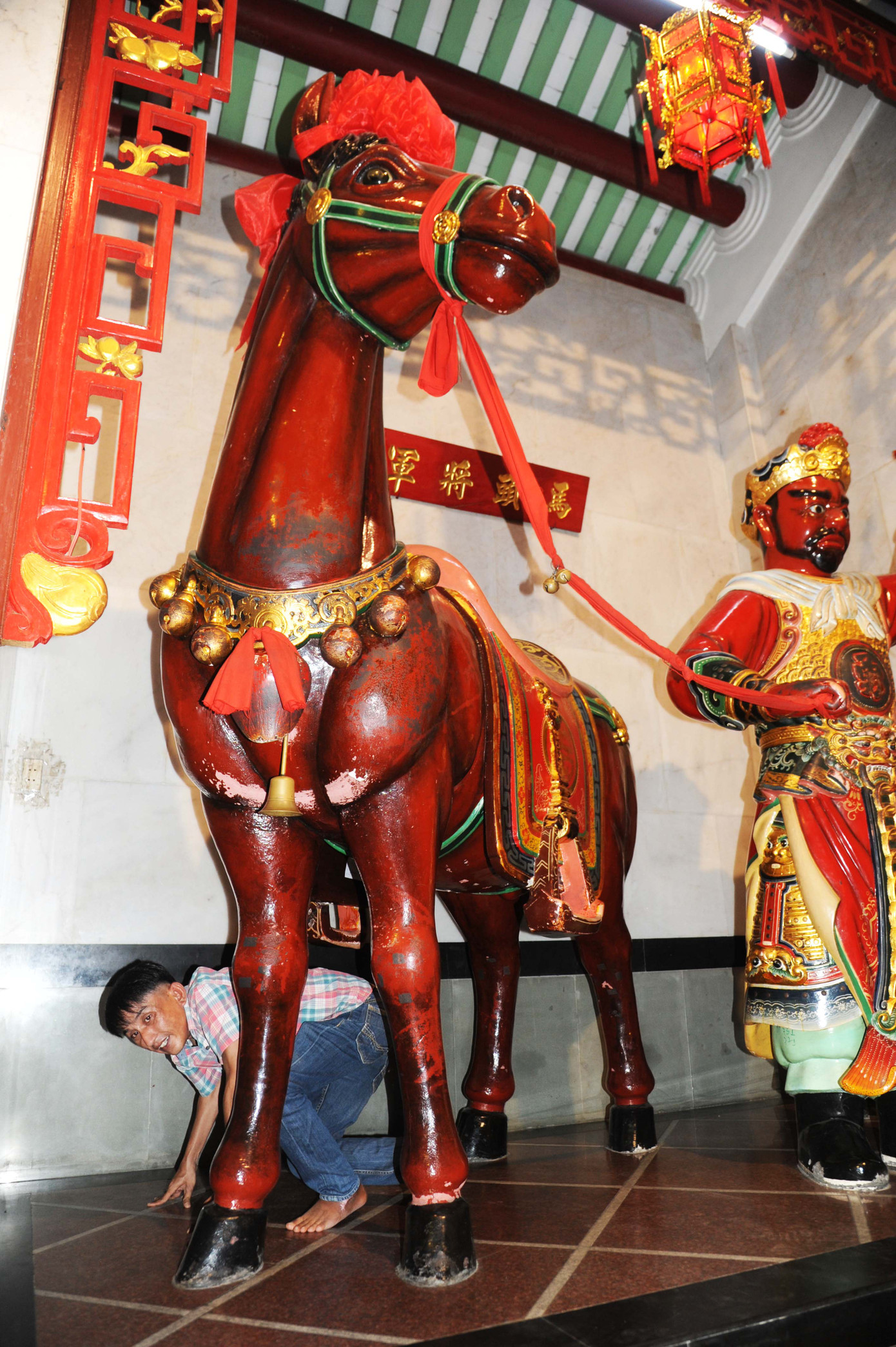 Người đàn ông này cho biết: "Để có sự may mắn, theo phong tục thì phải chui qua con ngựa đủ 7 lần và lần nào cũng phải rung chuông". Người đàn ông này cho biết: "Để có sự may mắn, theo phong tục thì phải chui qua con ngựa đủ 7 lần và lần nào cũng phải rung chuông".