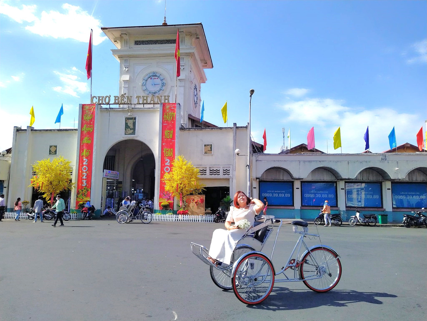 "Xích lô boeing" sang chảnh, mỗi chiếc lốp có giá tới 1.000.000 đồng - được sản xuất riêng cho xe xích lô Sài Gòn.