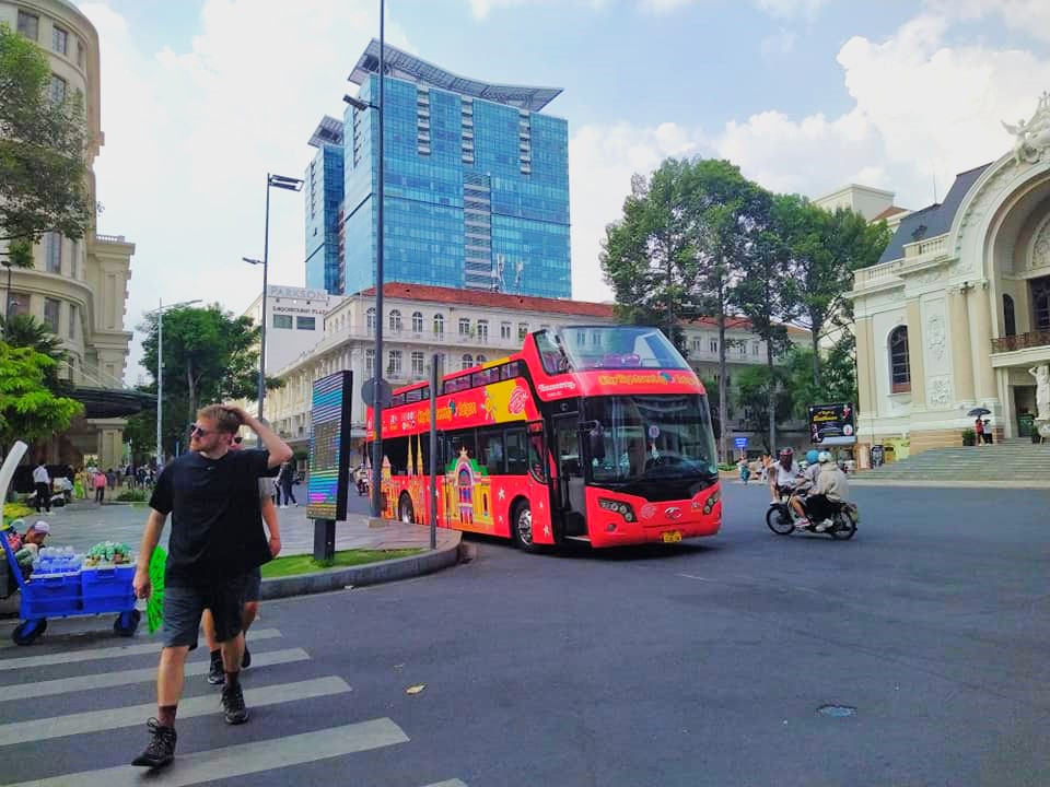 Trước Nhà hát Thành phố, xe bán hàng rong chiếm lối đi của người đi bộ khiến du khách nước ngoài bối rối tìm đường đi.