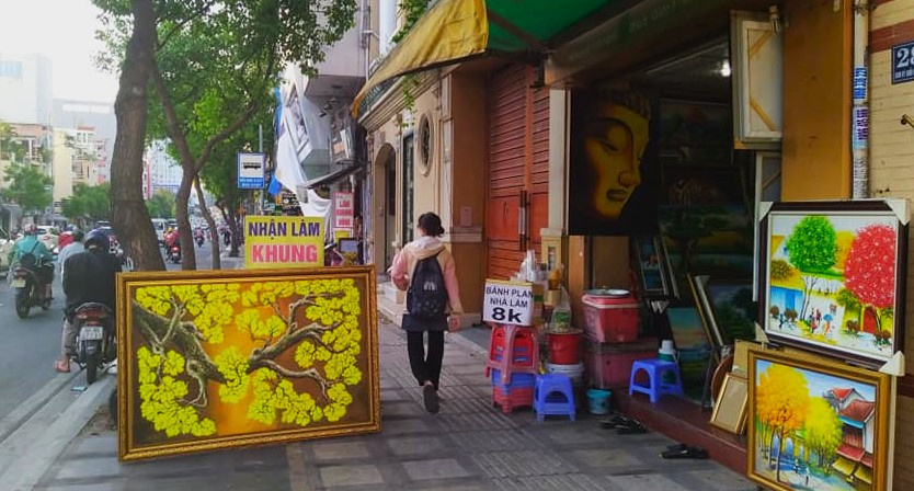 Trên con phố lớn tại quận 3, nối trung tâm thành phố với sân bay Tân Sơn Nhất, vỉa hè bị biến thành "phòng tranh tư nhân"