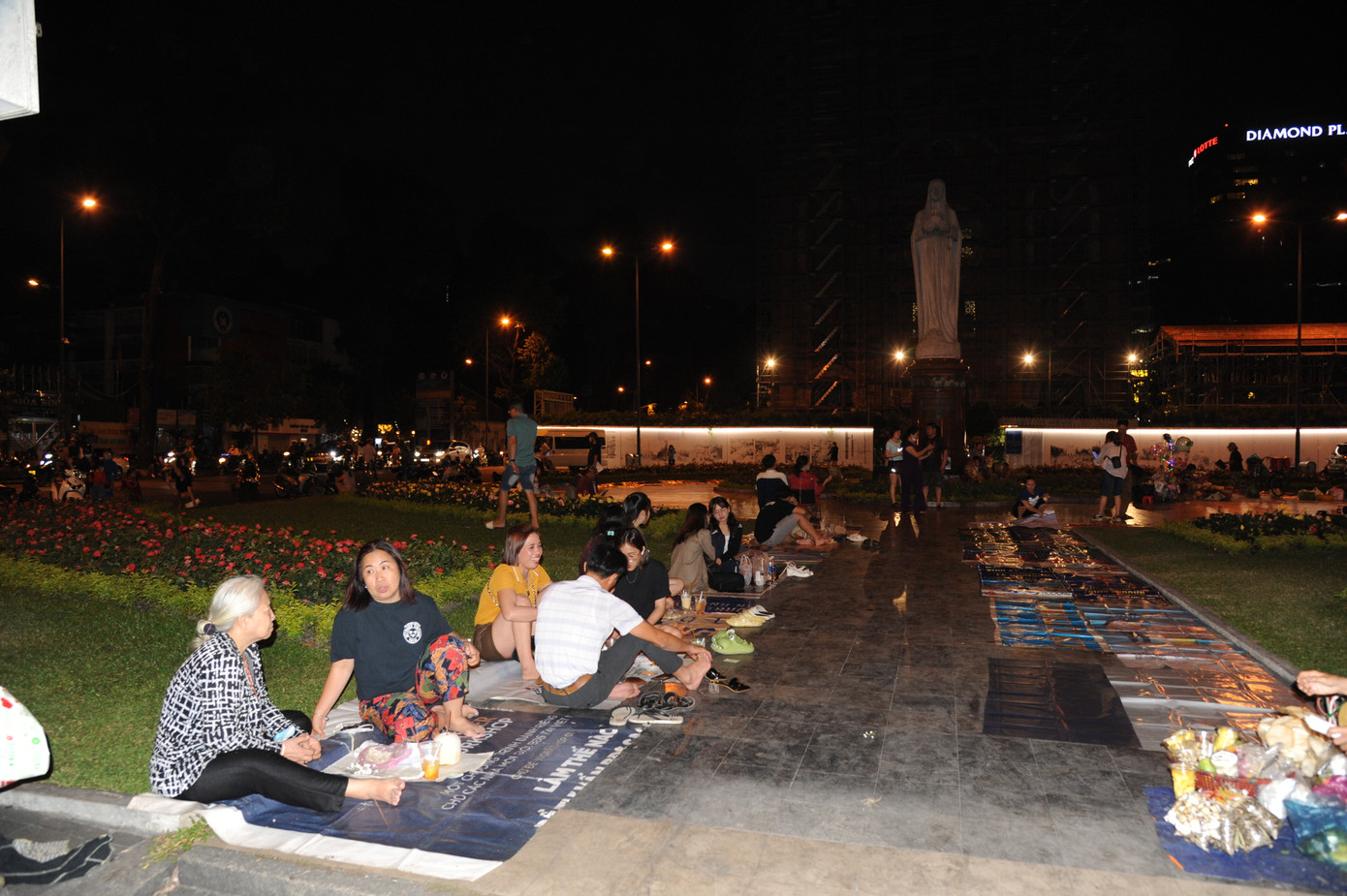 Con đường dẫn vào tượng Đức Mẹ Hòa Bình bị "lấn chiếm" bởi cà phê bệt. Bạn Bảo (sinh viên một trường đại học tại TPHCM) chia sẻ: "Cứ có điểm "check in" nào mới ở TPHCM thì lập tức nơi đó bị quá tải. Thành phố nên tổ chức nhiều hơn nữa những địa điểm "check in" mới, đáp ứng được nhu cầu và thị hiếu của giới trẻ, tránh để hoạt động phát triển tự phát gây nhiều phiền phức cho những người xung quanh".