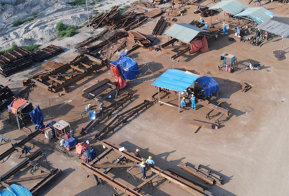 Trên công trường luôn có hàng trăm kỹ sư, người lao động làm việc Trên công trường luôn có hàng trăm kỹ sư, người lao động làm việc