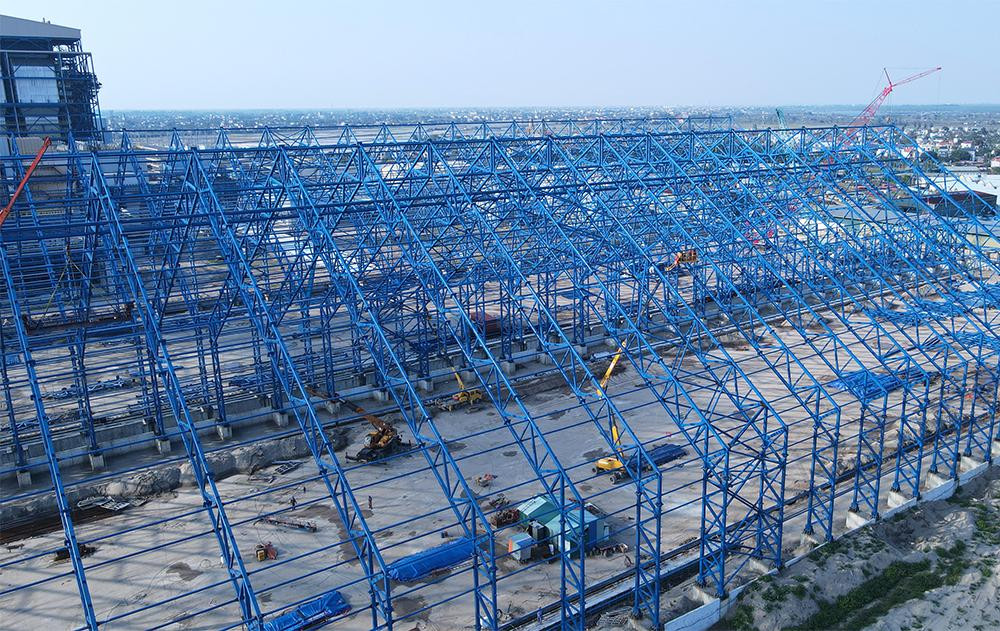 Hạng mục nhà chứa than đang gấp rút xây dựng, dự kiến hoàn thành trong tháng 4/2022 Hạng mục nhà chứa than đang gấp rút xây dựng, dự kiến hoàn thành trong tháng 4/2022