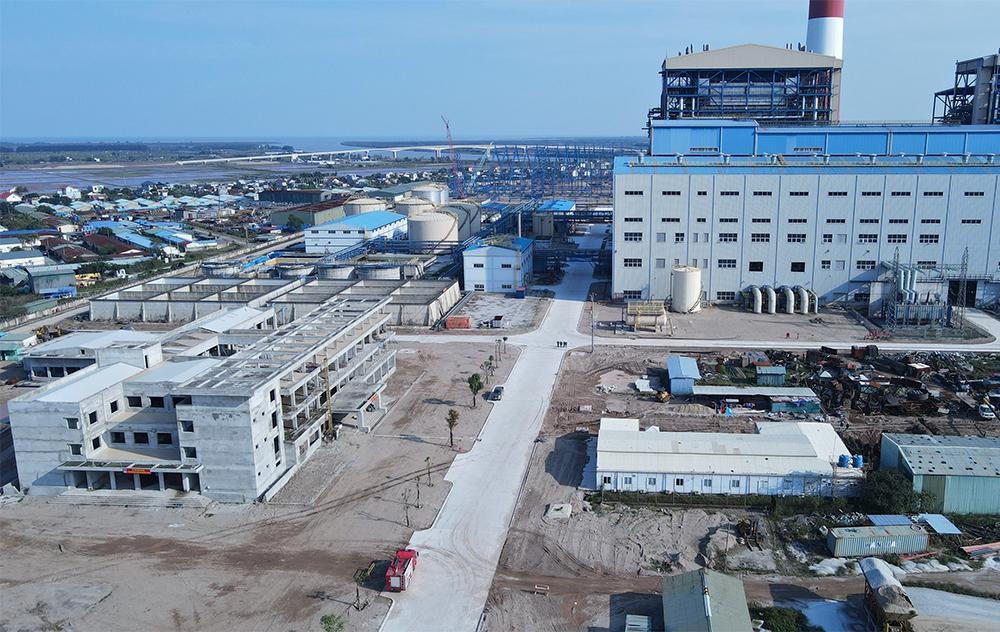 Sau nhiều năm đóng băng, đến nay dự án NMNĐ Thái Bình 2 đạt mốc tiến độ đầu tiên, phấn đấu hoà lưới điện quốc gia vào ngày 30/4 và mốc đốt than lần đầu ngày 16/6. Đây là hai mốc sẽ tạo đà cho việc vận hành thương mại tổ máy số 1 vào ngày 30/11 và hoàn thành trong năm 2022. Được biết, đến nay, tiến độ dự án đạt khoảng 88,75%. Trong đó, công tác thiết kế đạt gần 100%; mua sắm đạt gần 96%; thi công xây lắp đạt gần 88%; chạy thử đạt gần 26%. Sau nhiều năm đóng băng, đến nay dự án NMNĐ Thái Bình 2 đạt mốc tiến độ đầu tiên, phấn đấu hoà lưới điện quốc gia vào ngày 30/4 và mốc đốt than lần đầu ngày 16/6. Đây là hai mốc sẽ tạo đà cho việc vận hành thương mại tổ máy số 1 vào ngày 30/11 và hoàn thành trong năm 2022. Được biết, đến nay, tiến độ dự án đạt khoảng 88,75%. Trong đó, công tác thiết kế đạt gần 100%; mua sắm đạt gần 96%; thi công xây lắp đạt gần 88%; chạy thử đạt gần 26%.
