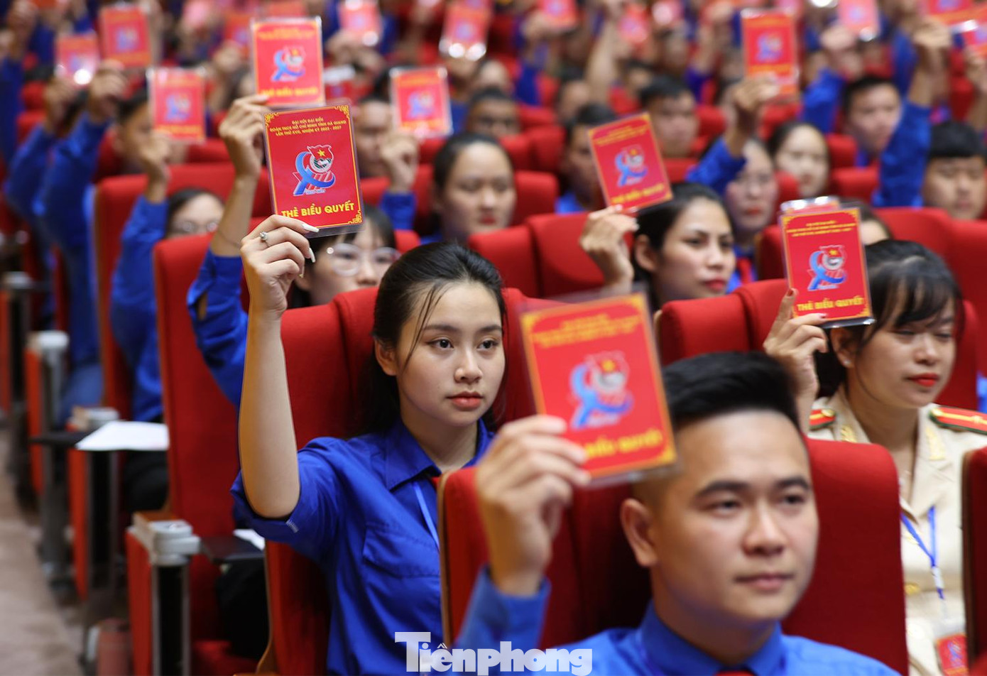 Các đại biểu biểu quyết thông qua chương trình đại hội