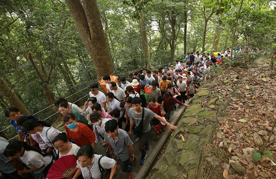 Dòng người đổ về Đền Hùng như thác, Phú Thọ huy động nghìn người đảm bảo an ninh ảnh 1
