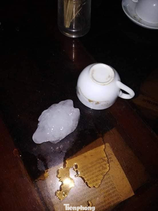 Mưa đá to như nắm tay trút xuống Yên Bái, nhiều nhà dân hư hỏng ảnh 2