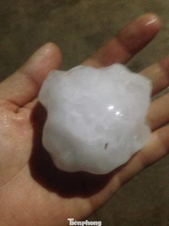 Mưa đá to như nắm tay trút xuống Yên Bái, nhiều nhà dân hư hỏng ảnh 3