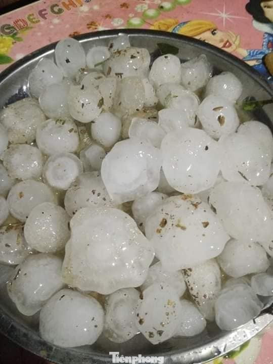 Mưa đá to như nắm tay trút xuống Yên Bái, nhiều nhà dân hư hỏng ảnh 1