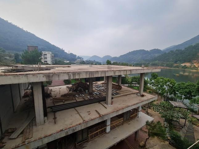 Một công trình vi phạm "khủng" tại xã Minh Trí đang bị đình chỉ. Một công trình vi phạm "khủng" tại xã Minh Trí đang bị đình chỉ.