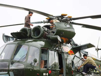 Nhân viên kỹ thuật của lực lượng Không quân kiểm tra trực thăng trước giờ bay luyện tập theo đội hình