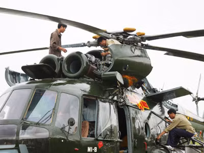 Nhân viên kỹ thuật của lực lượng Không quân kiểm tra trực thăng trước giờ bay luyện tập theo đội hình